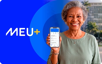 Mulher mostrando aplicativo Mercantil